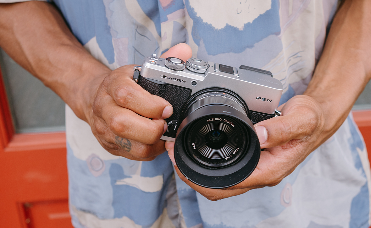OM SYSTEM PEN: nuova fotocamera compatta con mirino, AI AF e stabilizzazione a 5 assi
